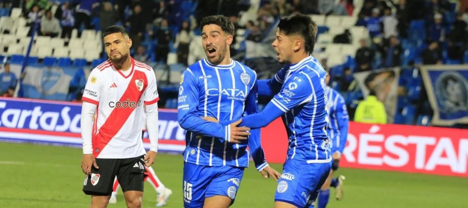 Con una ráfaga de goles, Godoy Cruz se lo dio vuelta en dos minutos a River, que cayó en Mendoza