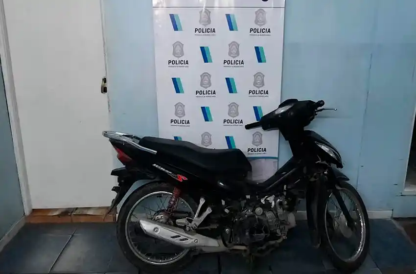 Atrapan a una persona armada que había robado una moto