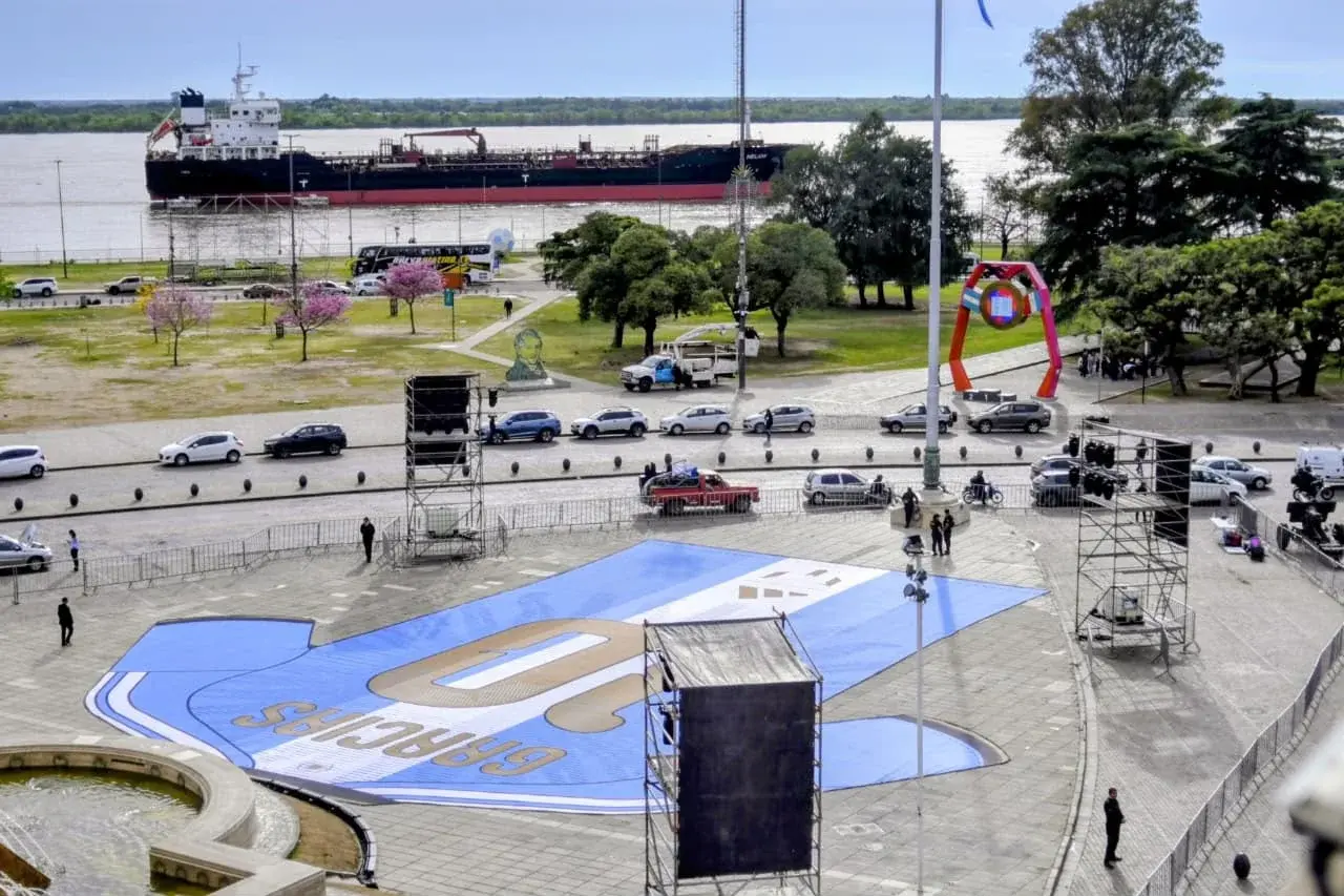 Gracias 10: Rosario despide el paso de Messi por la Selección con una camiseta gigante en el Monumento