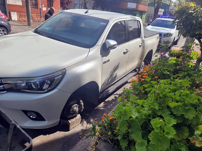 Le robaron las cubiertas de la camioneta frente a un hotel