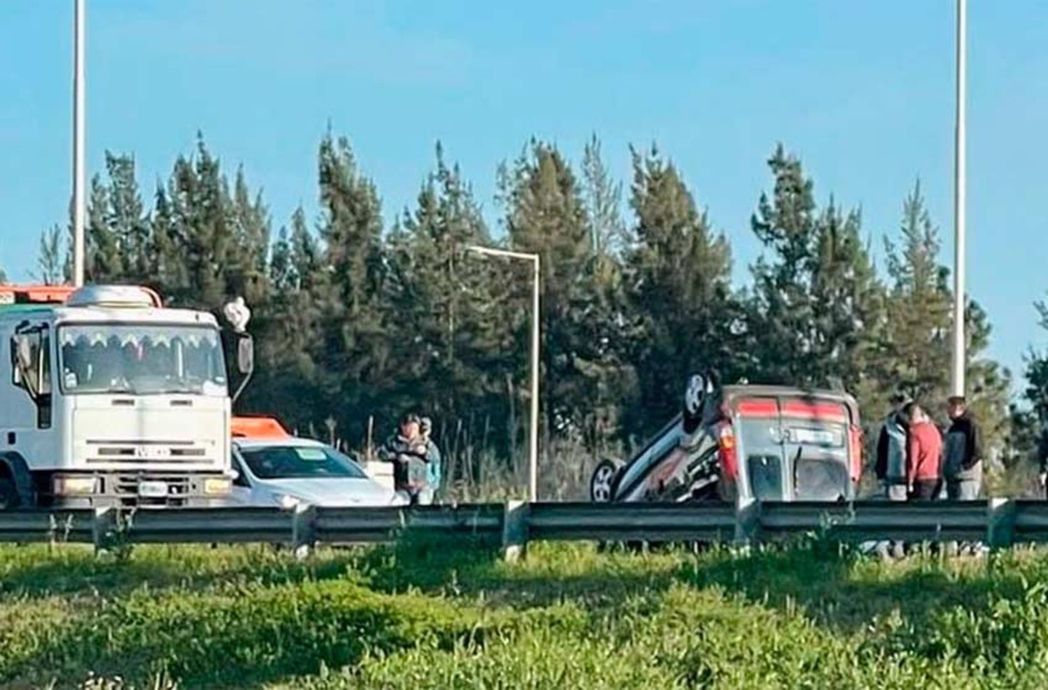 Siniestro vial en la autopista Rosario-Córdoba: un herido tras volcar un utilitario