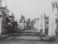 La cruz del viejo cementerio que quedó en el medio de Tandil