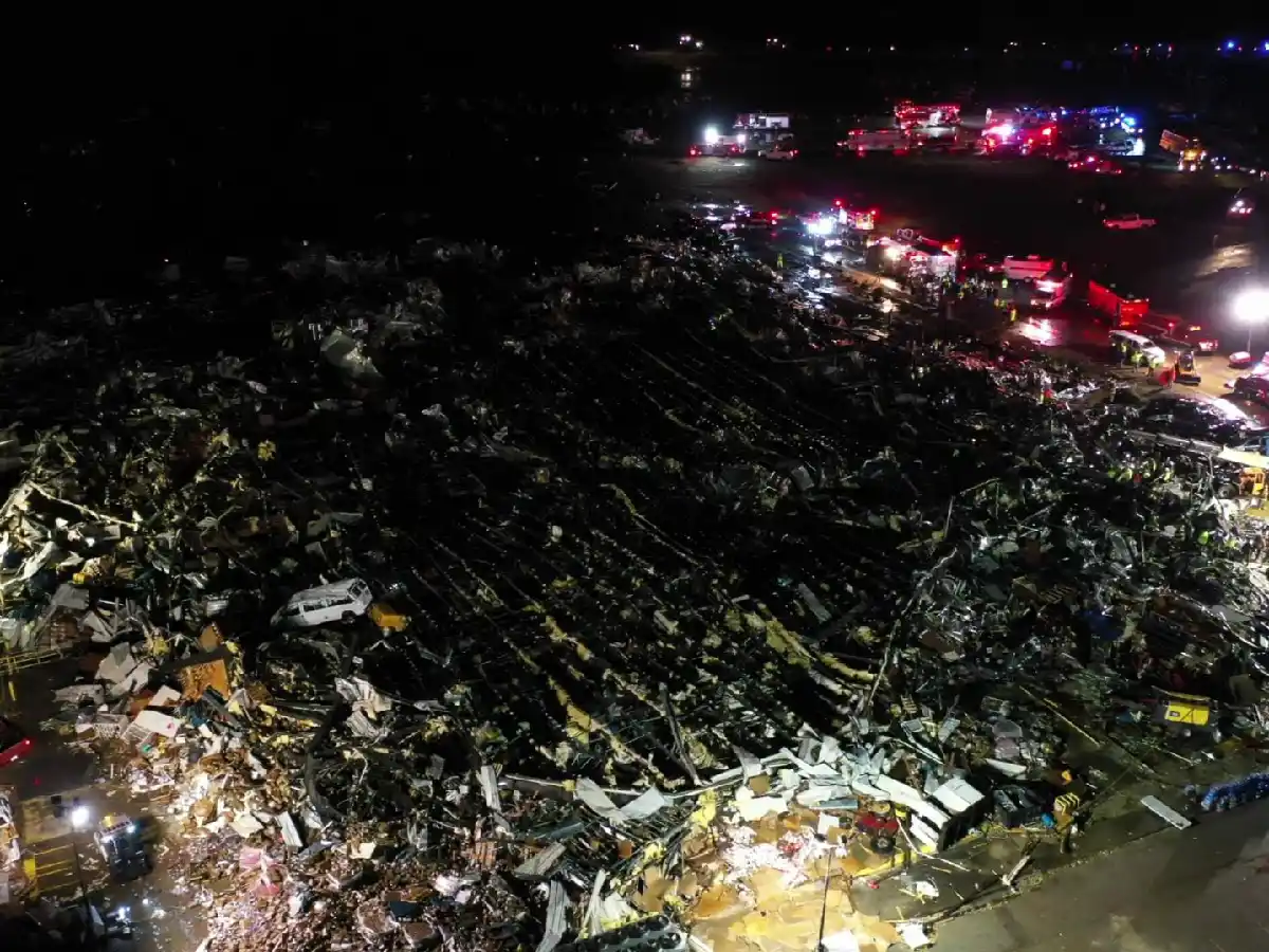 Al menos cien muertos por una serie de tornados en Kentucky