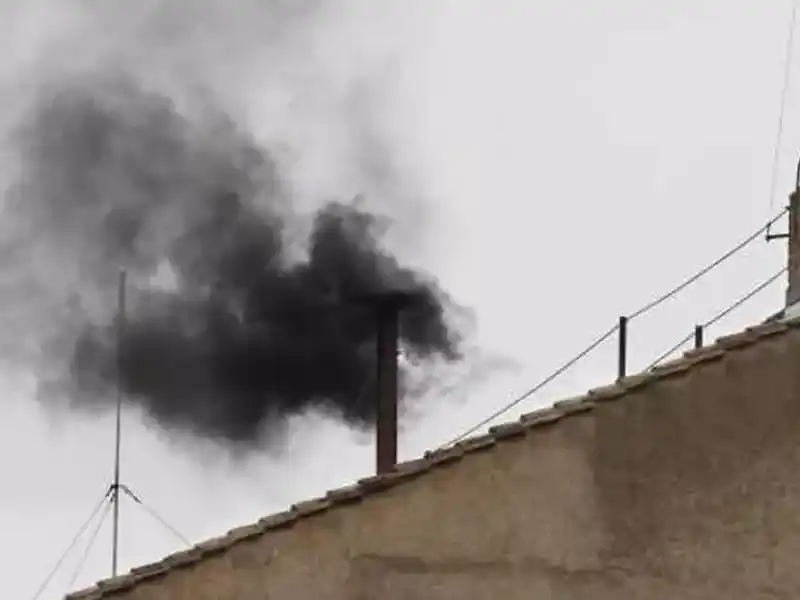El humo negro se alzó desde la chimenea colocada sobre el techo de la Capilla Sixtina a las 21 horas en el Vaticano, y  las 16 en Argentina