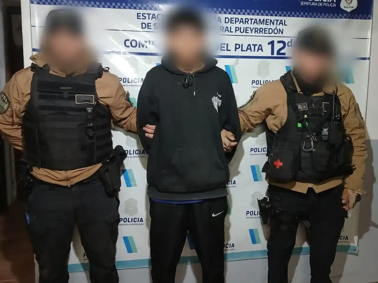 Los agentes encontraron en su cintura un arma de fuego calibre.22 corta, color negra, marca R-RAT, con una munición intacta en la recámara.