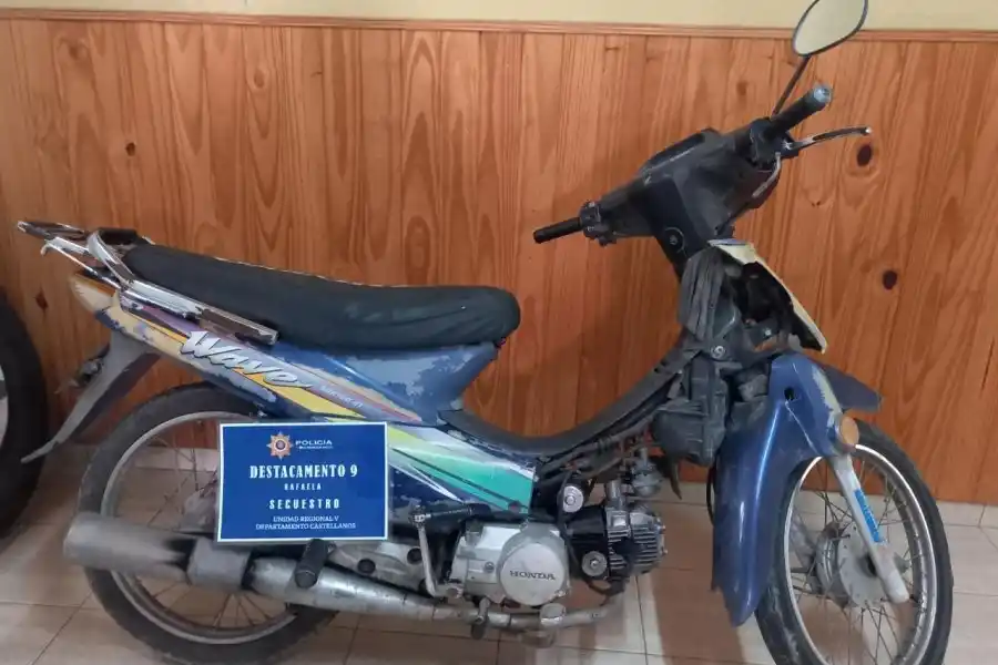 Motocicleta secuestrada en un operativo nocturno: se desconoce su origen