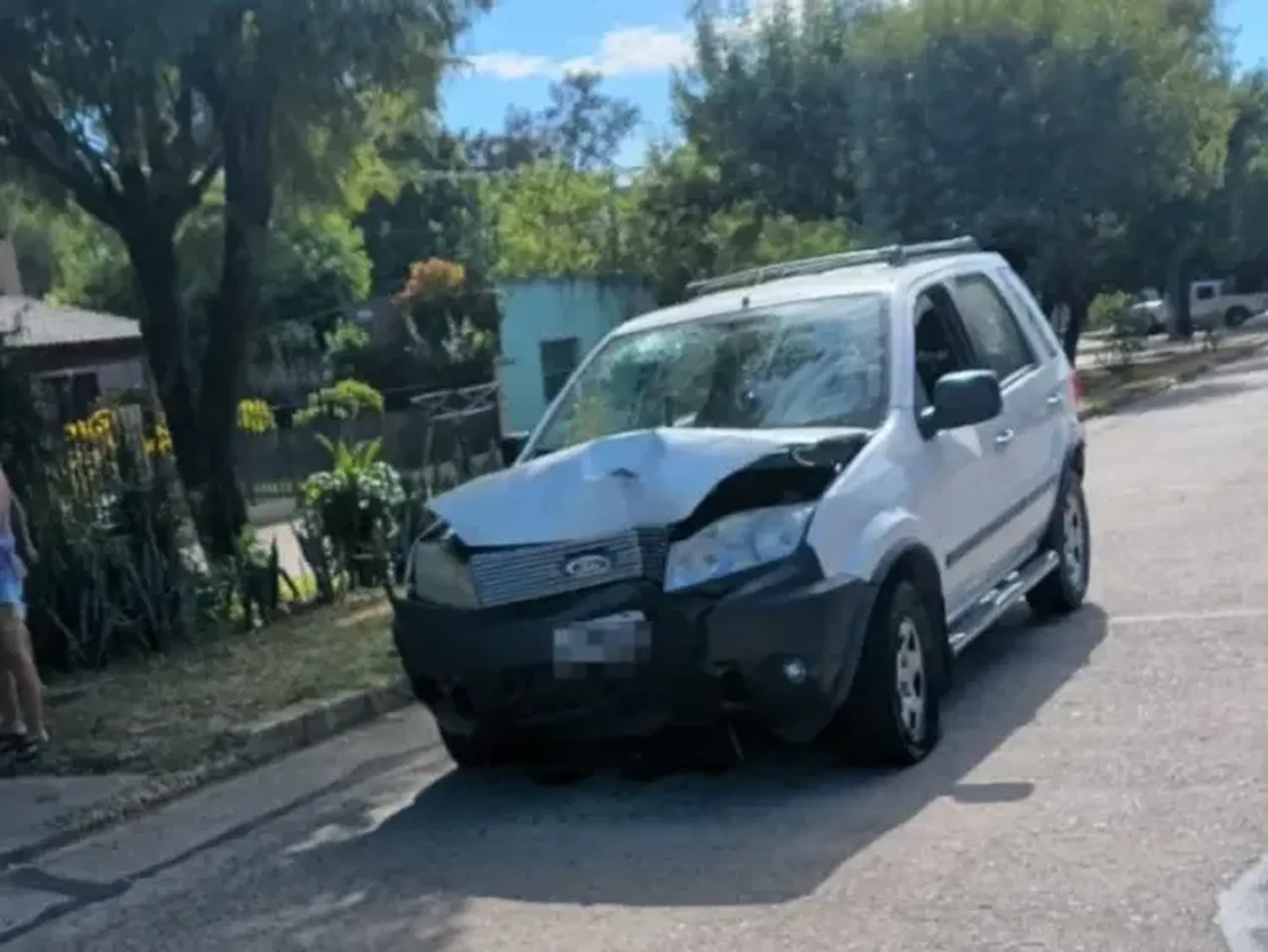 Un automovilista chocó contra una columna del alumbrado público