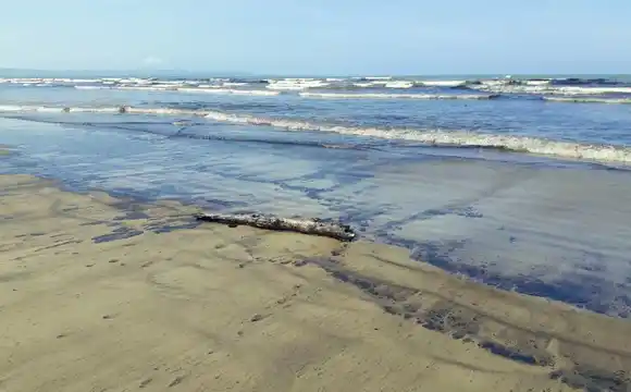 Barco de Pdvsa causa derrame petrolero en las costas de Falcón