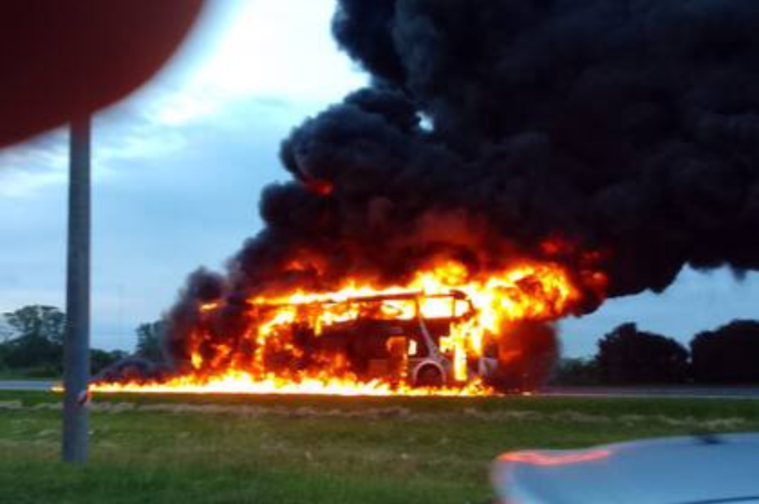 El fuego se expandió por la parte trasera del micro