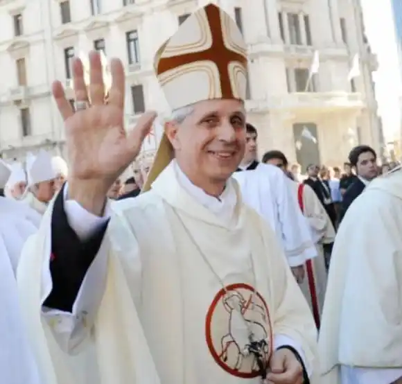 La comunidad porteña despide al cardenal Poli en la celebración del Corpus
