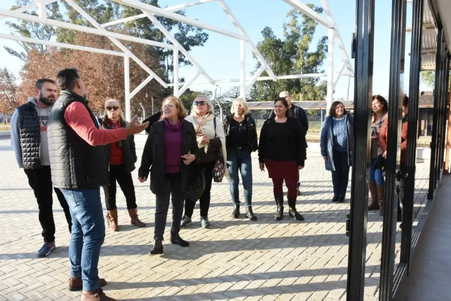 Vecinos y funcionarios recorrieron la obra del Centro Recreativo Metropolitano