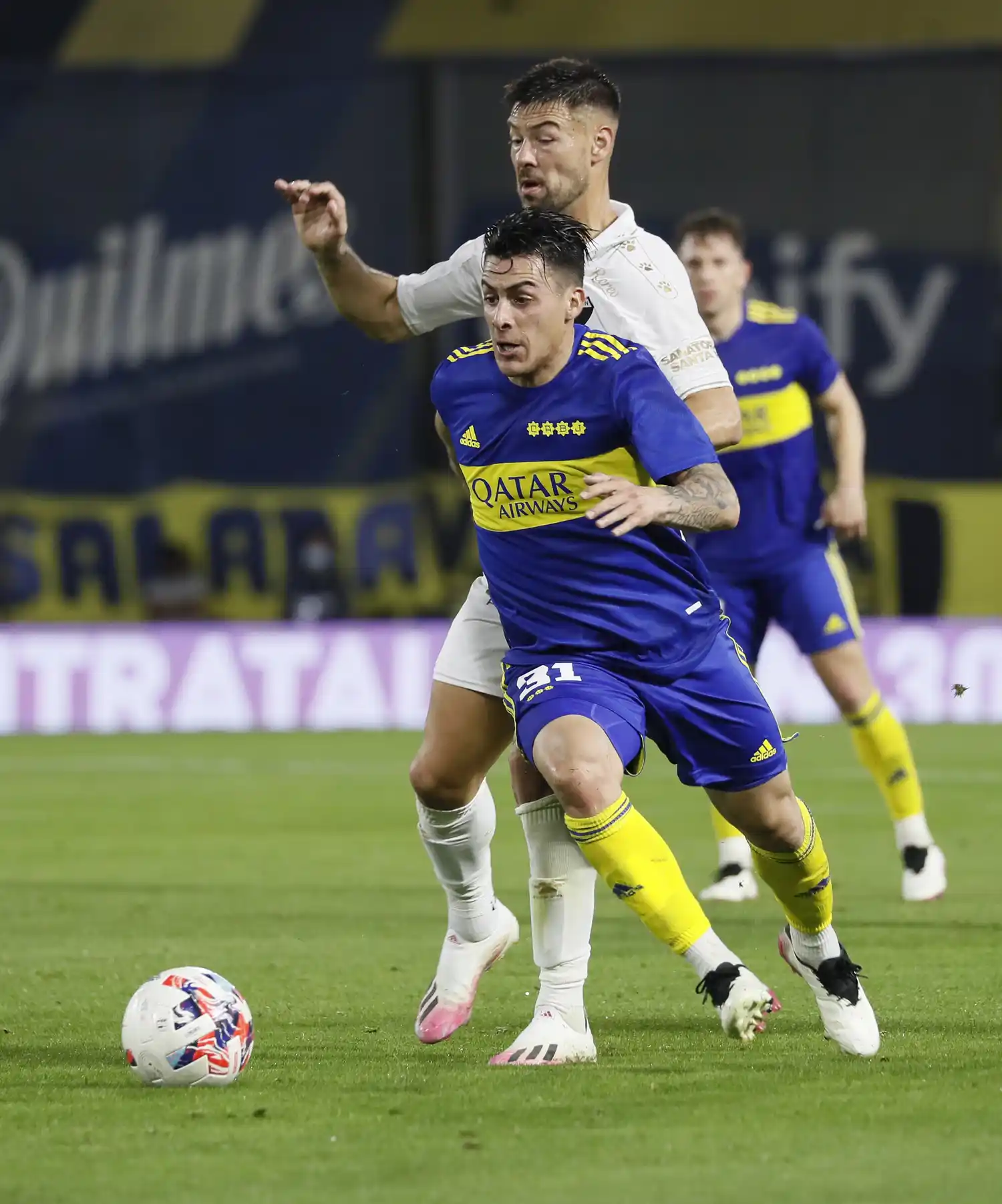 Pavón maniobra con la pelota.