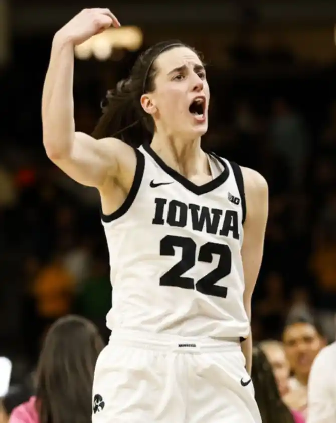 Caitlin Clark ante la difícil decisión de elegir entre la WNBA o a Iowa