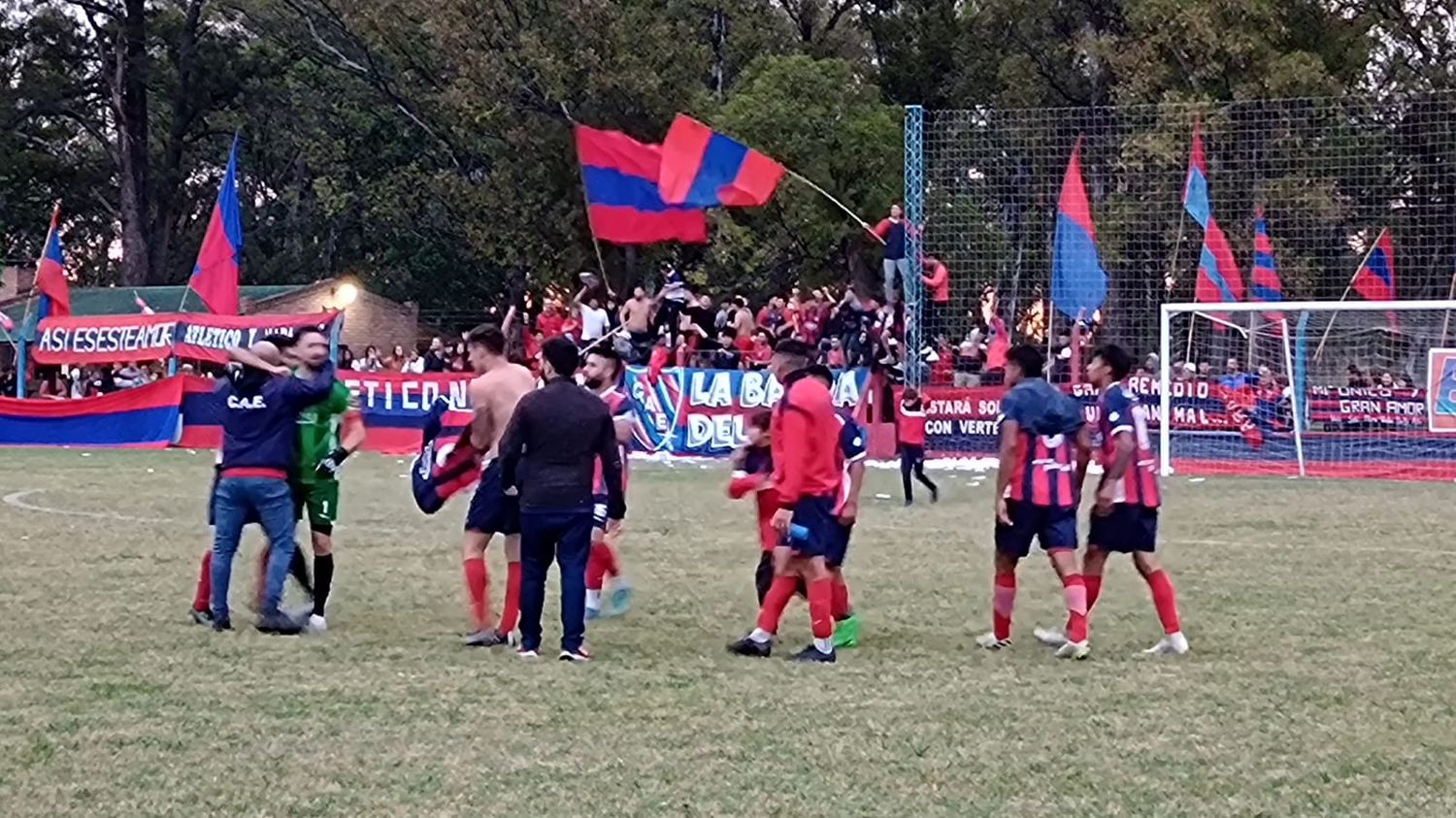 Atlético sufrió hasta el final, pero pudo lograr el gol que lo dejó con vida en el torneo.