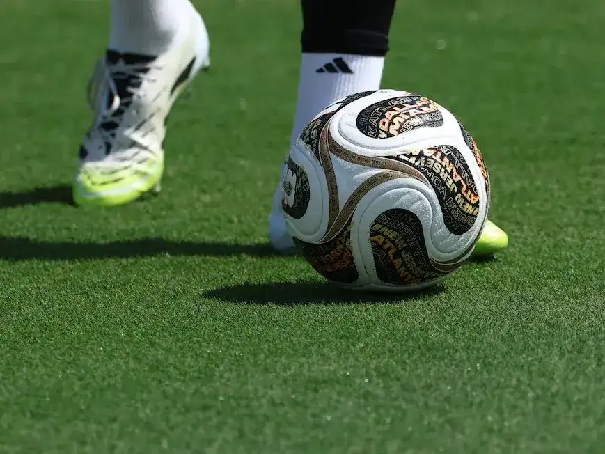 Las perlitas de la práctica tras el pase a la semi: nuevas pelotas, charla Dibu-Scaloni y una visita especial