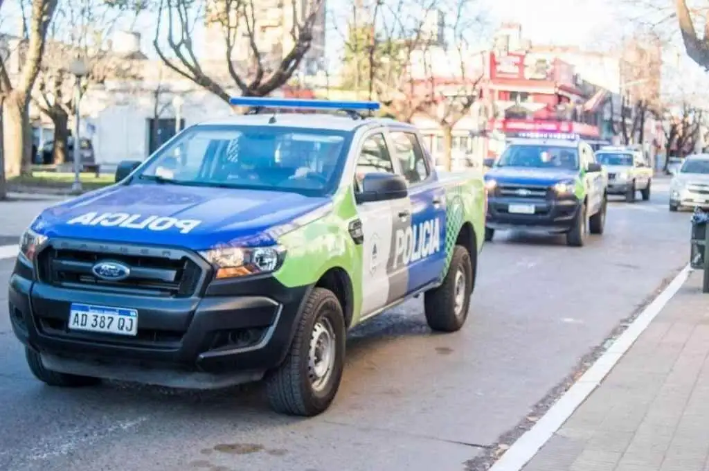 Un fuerte choque terminó con un patrullero  incrustado dentro de una casa