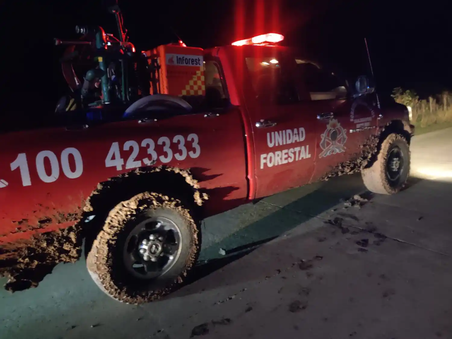 Bomberos y Policía rescataron a una familia que había quedado empantanada durante el temporal