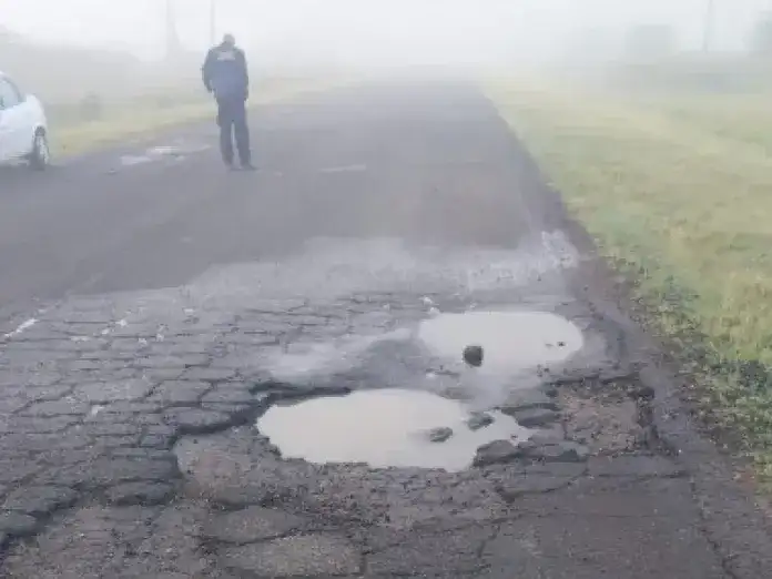 Dos hombres circulaban en moto por la Ruta 20 y se toparon con un bache: resultaron heridos tras caer del vehículo