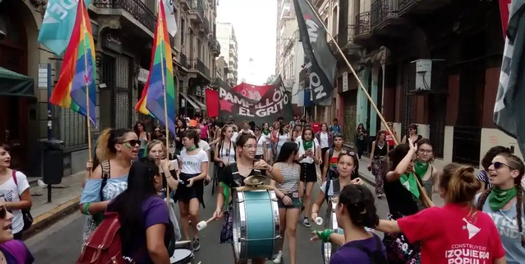 Multitudinaria marcha en Rosario contra la violencia machista