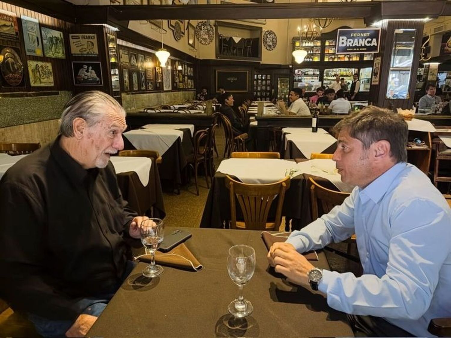 Federico Storani y Axel Kicillof en una confitería de La Plata