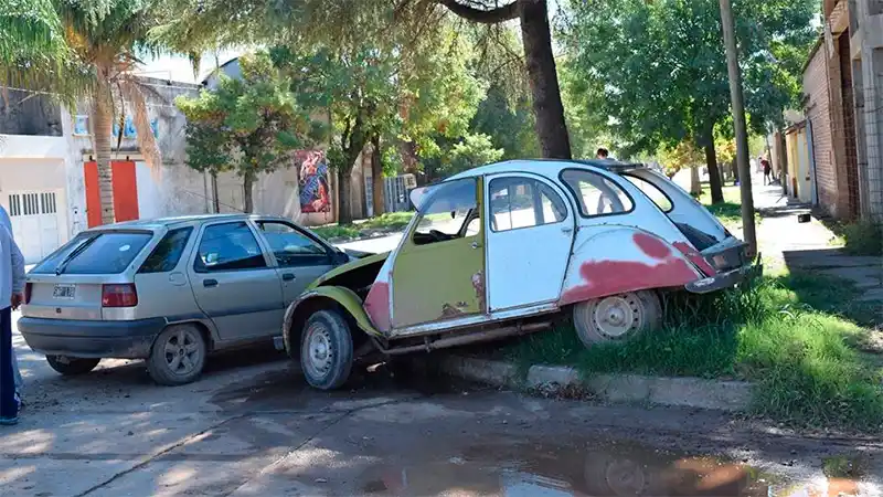 Debio ser hospitalizado a raíz de un fuerte choque entre dos autos