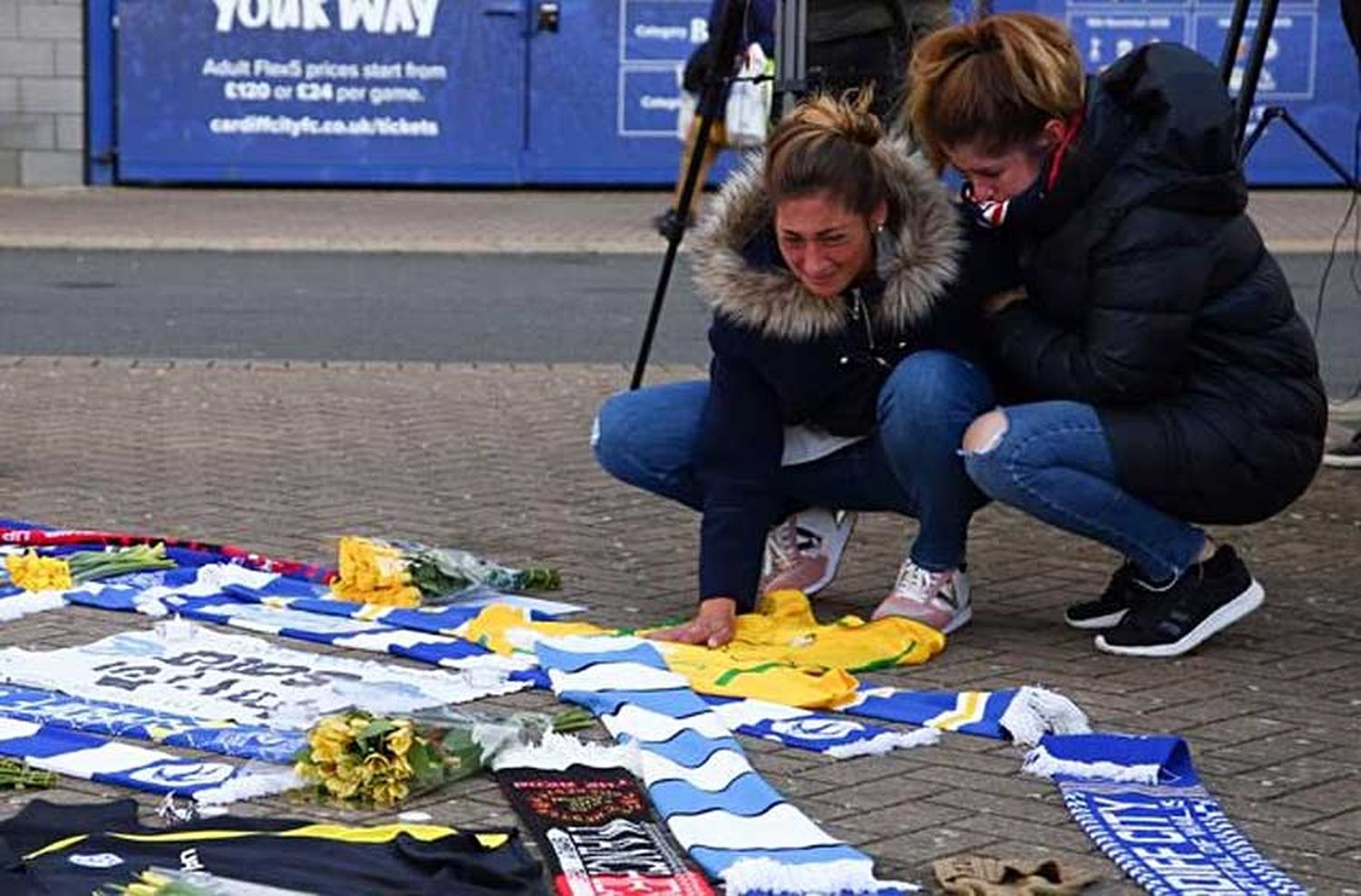 La hermana de Emiliano Sala conmocionada al visitar el homenaje del Cardiff