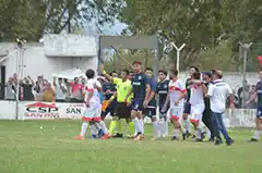 S. Sportiva le ganó a Quilmes por 1-0 pero le expulsaron dos jugadores claves