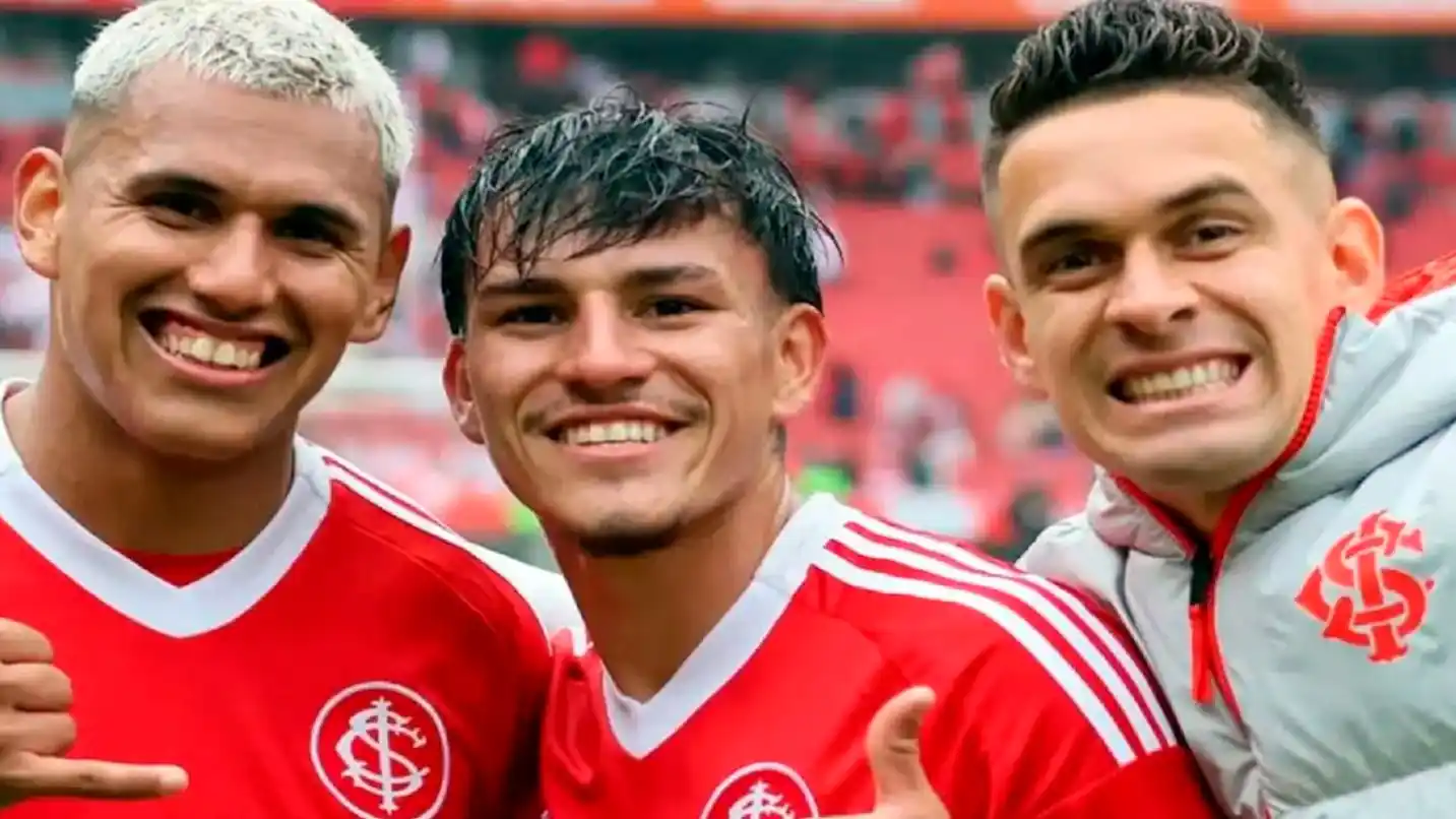 Aguirre (izquierda) y Bernabei (centro), junto al colombiano Rafael Borré. (Foto: Instagram / @scinternacional)