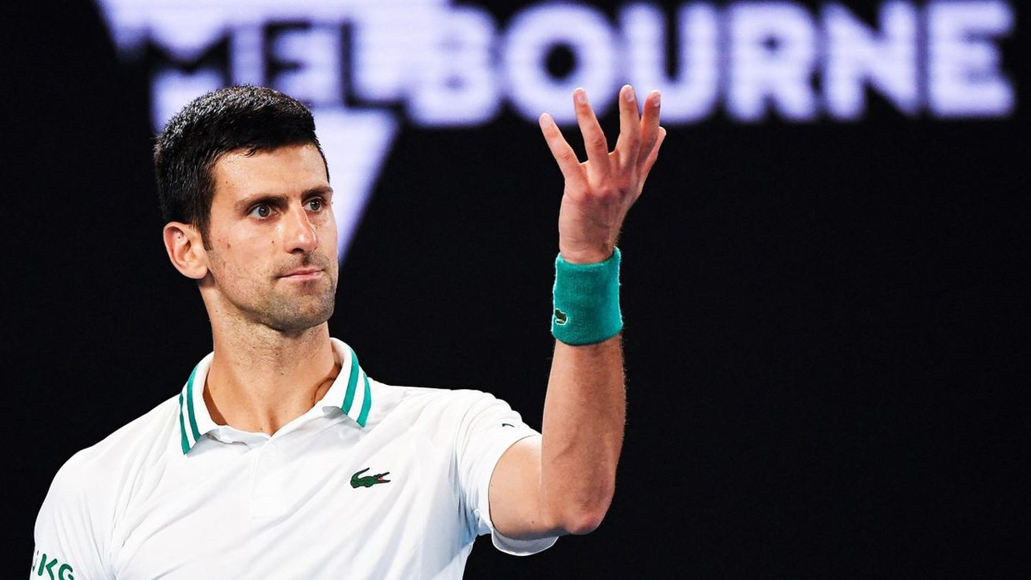 Djokovic sigue retenido y se agranda la polémica