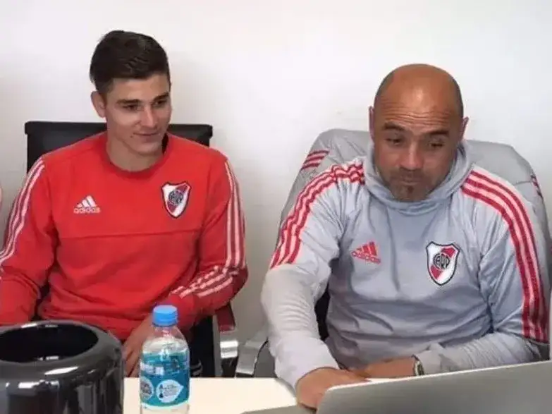 Luigi Villalba junto a Julián Álvarez durante la etapa del campeón del mundo en River