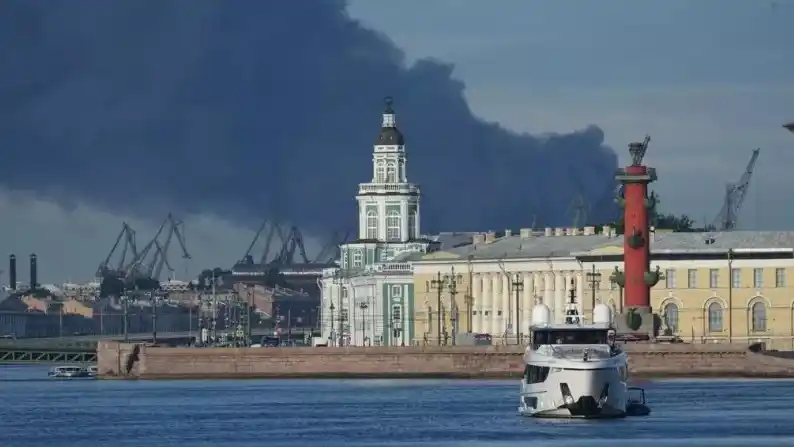 Columnas de humo negro se observan sobre el puerto de San Petersburgo, Rusia, el miércoles 3 de junio de 2026, tras un ataque con drones ucranianos. Foto: AP Photo/undefined