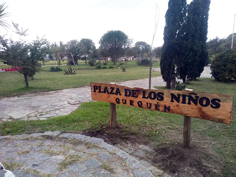 Con la colaboración de vecinos, fabricó y colocó más de una docena de carteles en Quequén