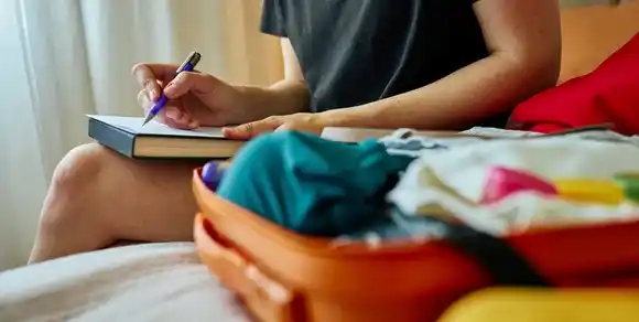 El error más común al volver de viaje que bloquea la energía del hogar, según el Feng Shui