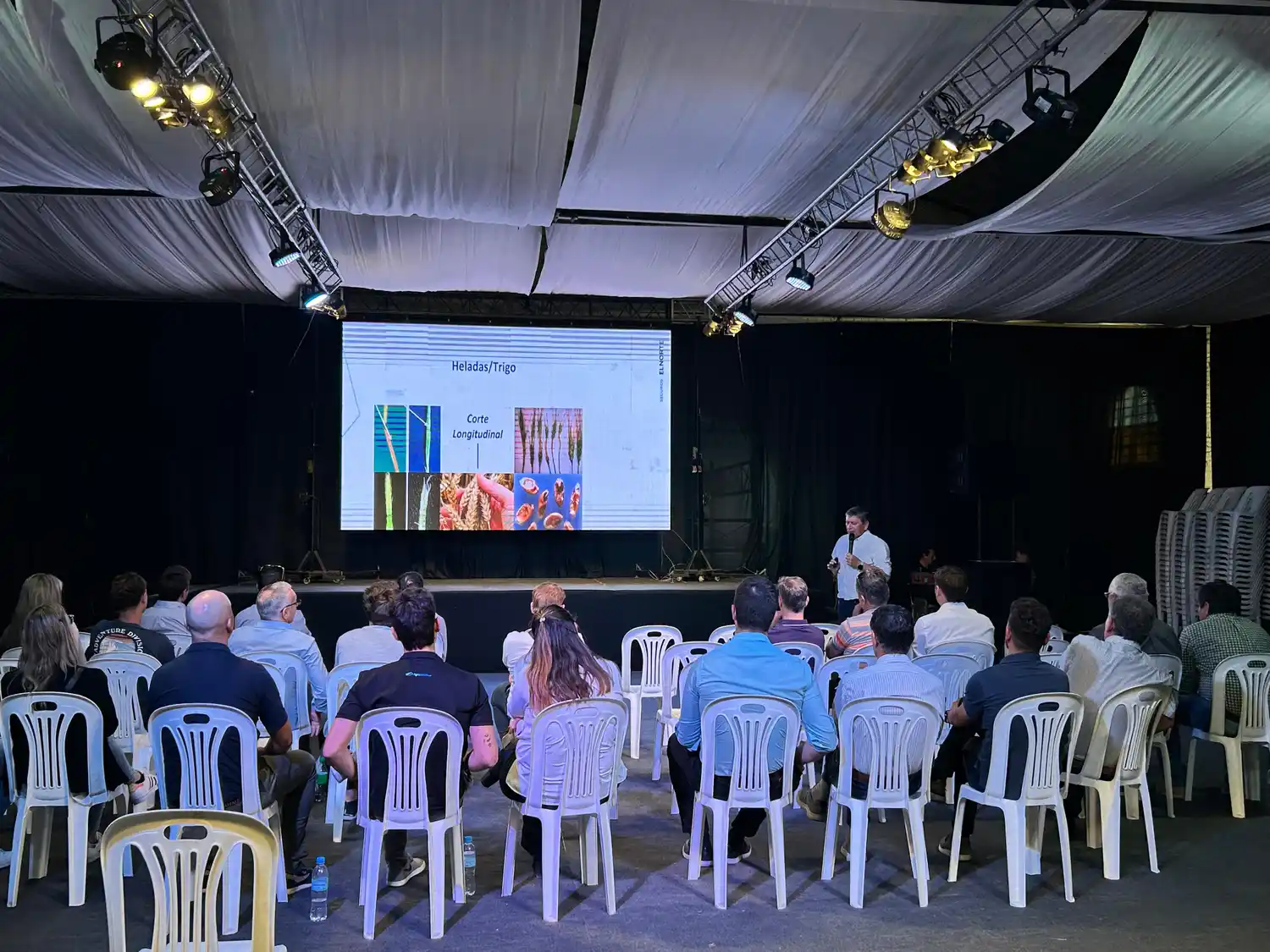 La charla se realizó en el Salón Amarillo de la Sociedad Rural