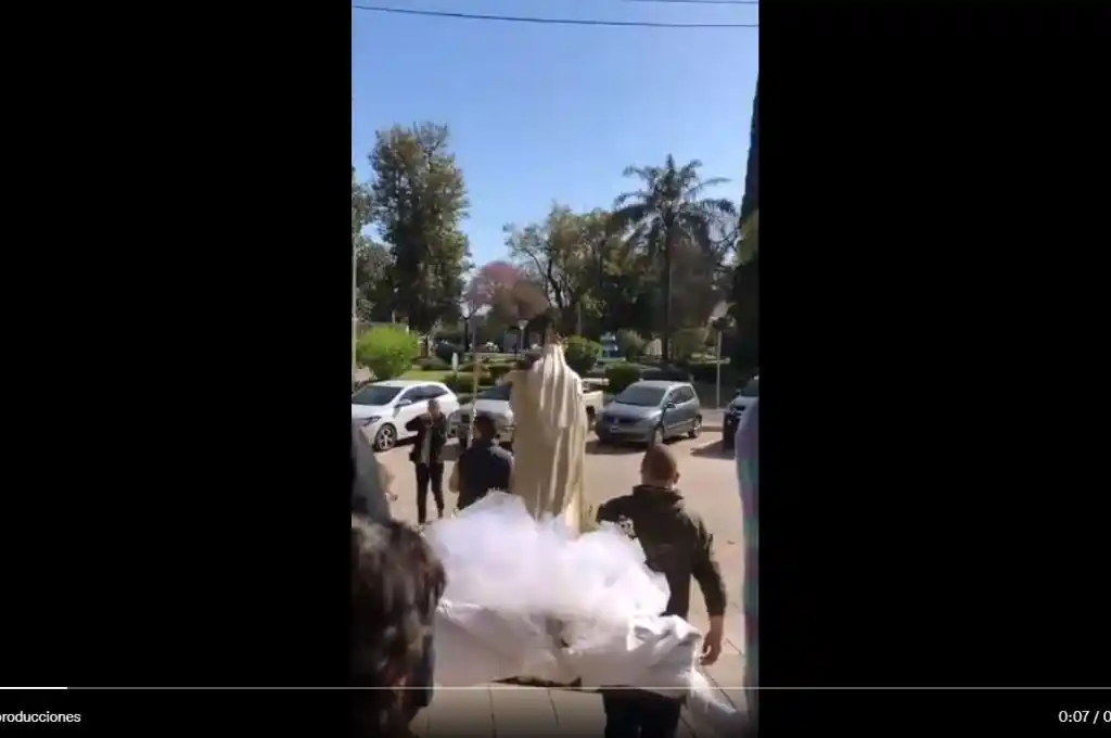 San Justo: trasladaban en procesión la imagen de la Virgen y se les cayó