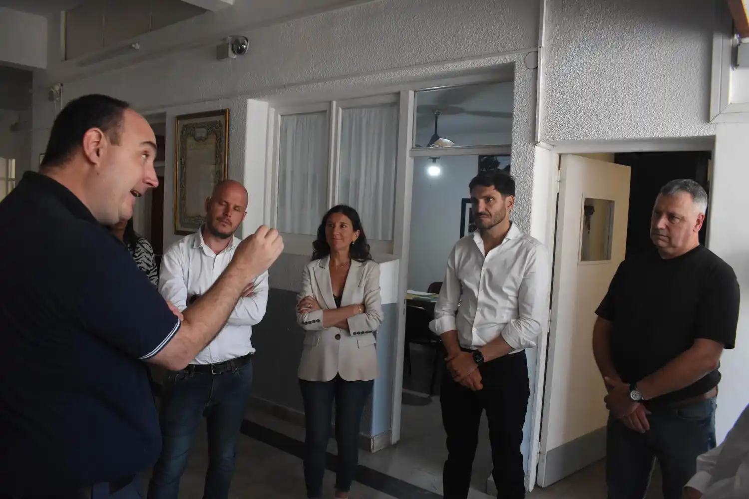 El Director de la escuela dando detalles al gobernador Maximiliano Pullaro.