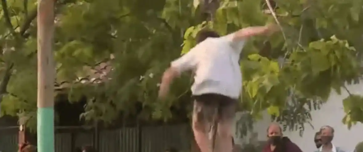 Por el escándalo de la cocaína adulterada, un grupo destrozó un patrullero de la Policía
