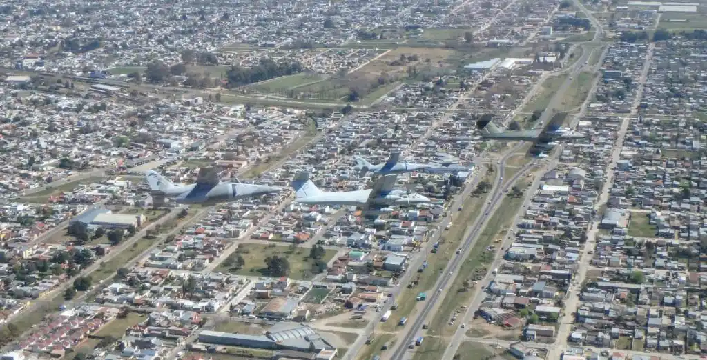 El paso por Tandil de dos aviones IA-58 Pucará escoltados por los Pampa III 