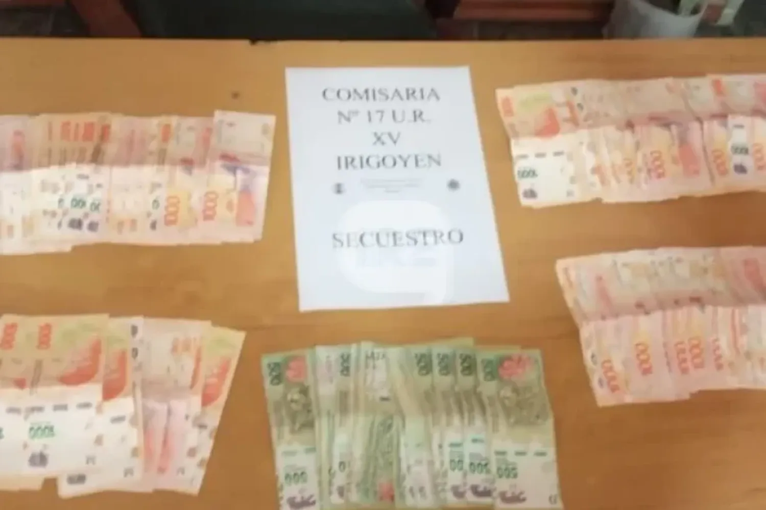 Encontró casi 240 mil pesos en el frente de su casa y los llevó a la comisaría