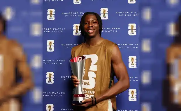 Johan Manzambi posa con el premio de figura del duelo ante Canadá.
Agencia Noticias Argentinas/Redes @nati_sfv_asf.