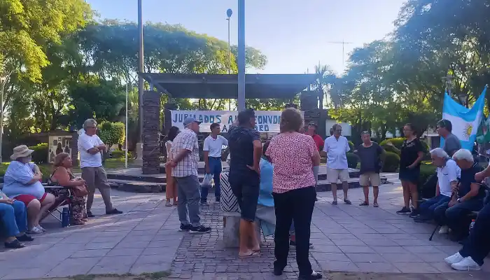 Los jubilados se reumen los miércoles en la plaza Belgrano frente a la sede del PAMI