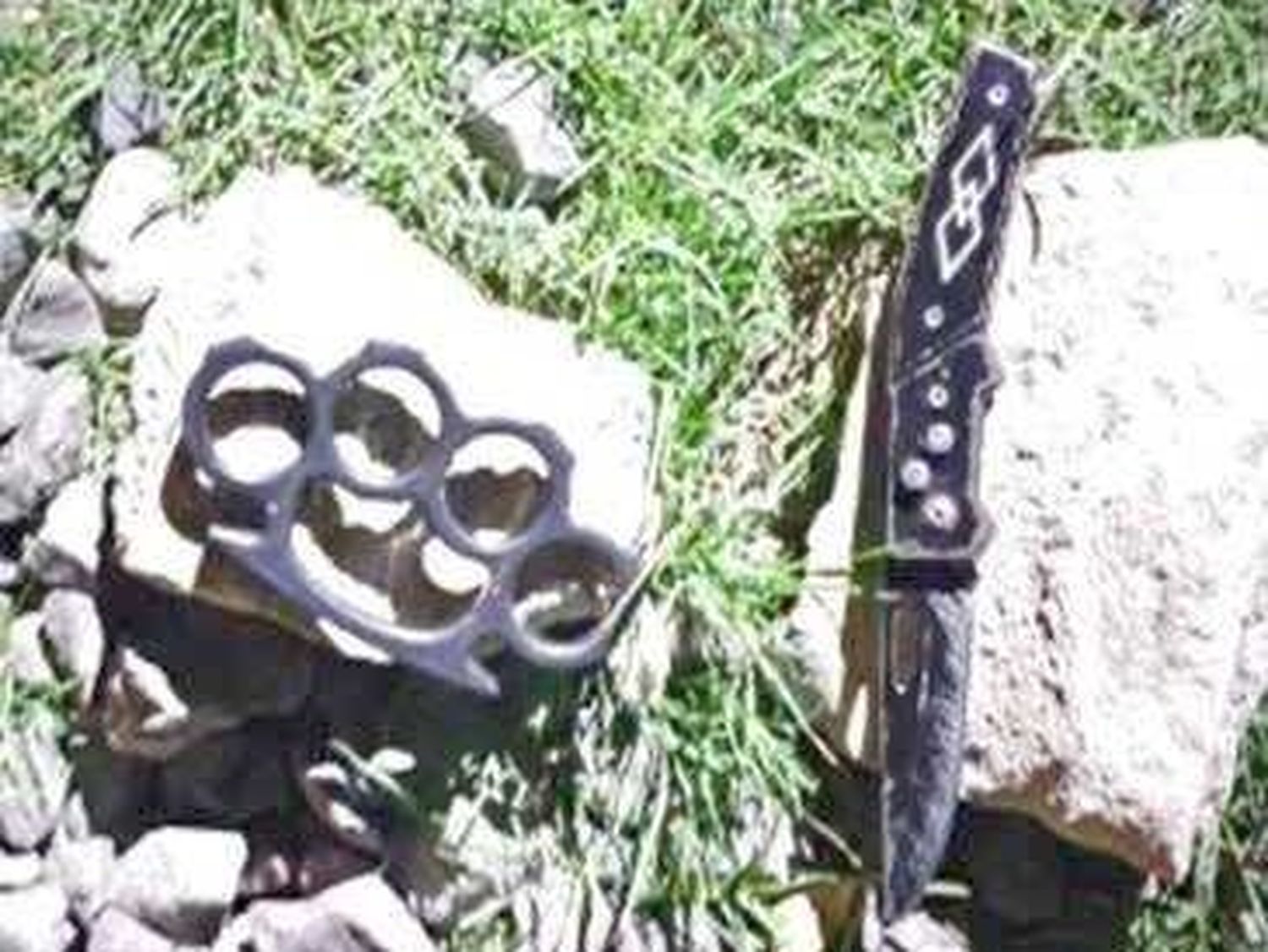 Cuatro sujetos detenidos, dos menores
retenidos y secuestro de armas blancas