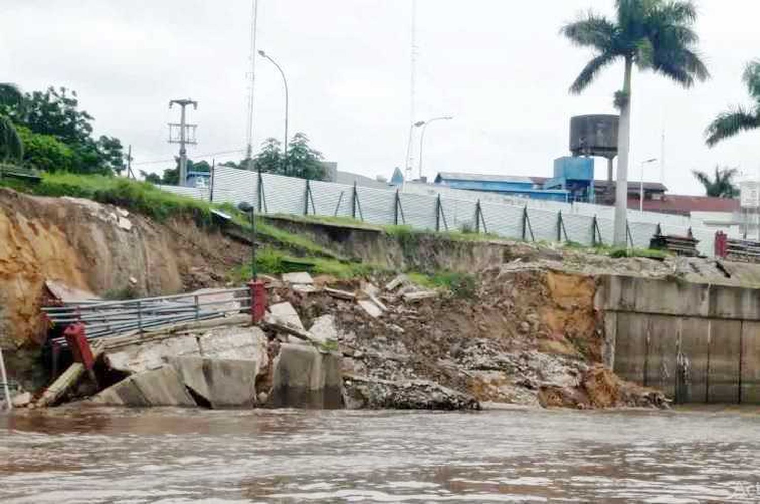 Se desmoronó parte de la costanera, 
que está cercado y sin acceso público