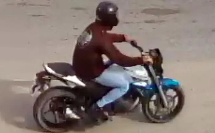 Ladrón en moto atacó a madre e hijo y les robó
