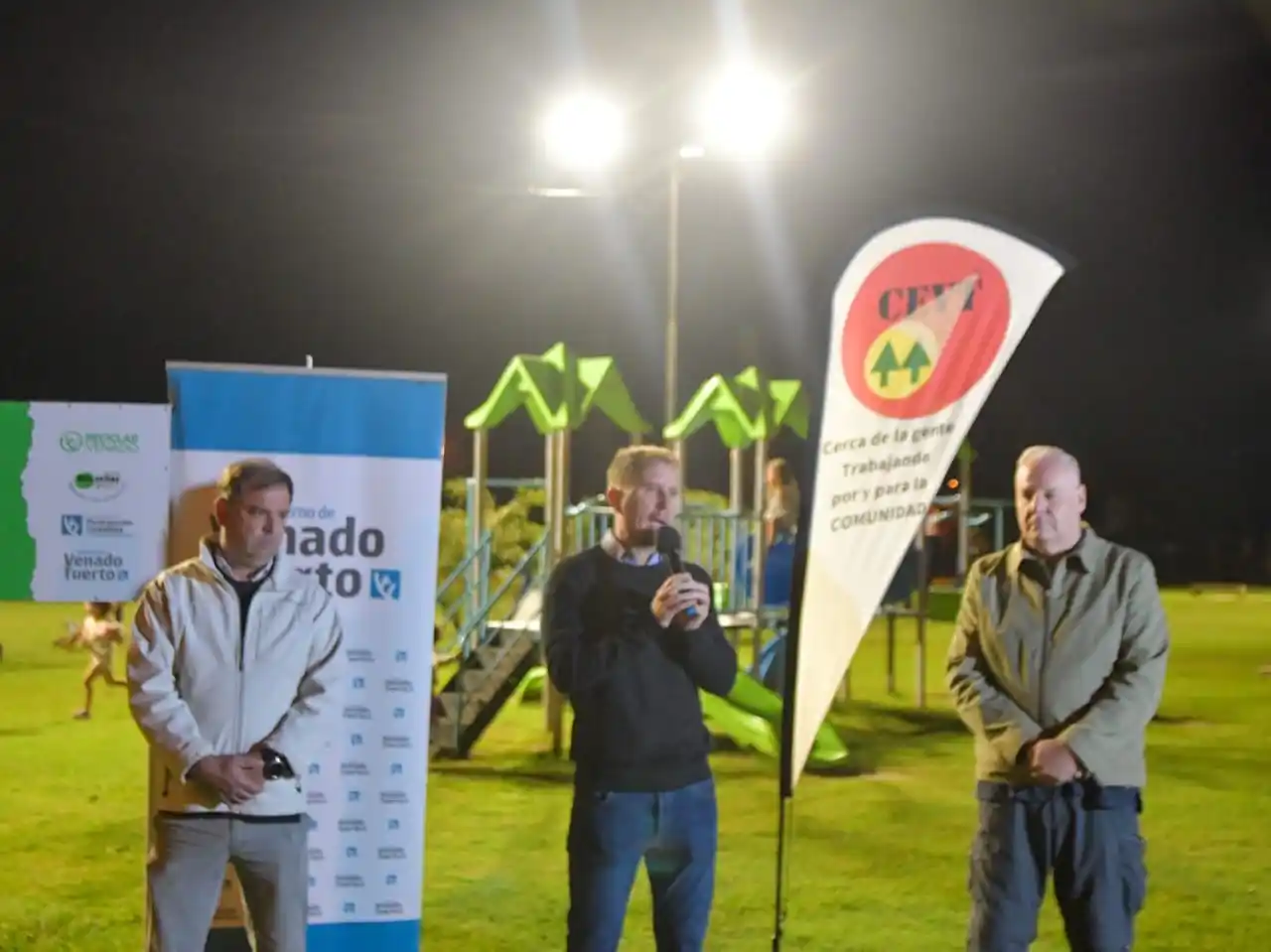 Juan Ignacio Pellegrini junto al secretario de Servicios y Obras Públicas, Guillermo Kovacevich, y el presidente del Consejo de Administración de la Cooperativa de Electricidad de Venado Tuerto (CEVT), Ademar Aznar.
