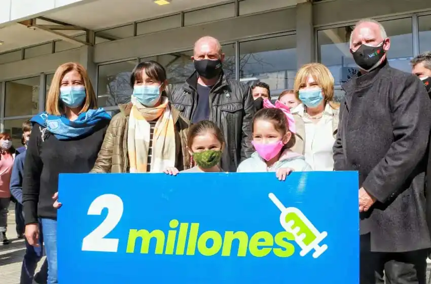 Perotti: «Vamos a ir incrementando la cantidad de dosis para los que necesitan la segunda»