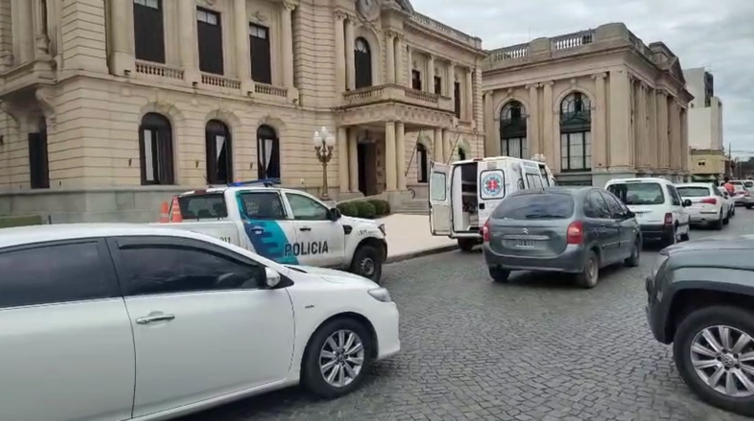 Una mujer terminó hospitalizada luego de ser atropellada por un auto en pleno centro