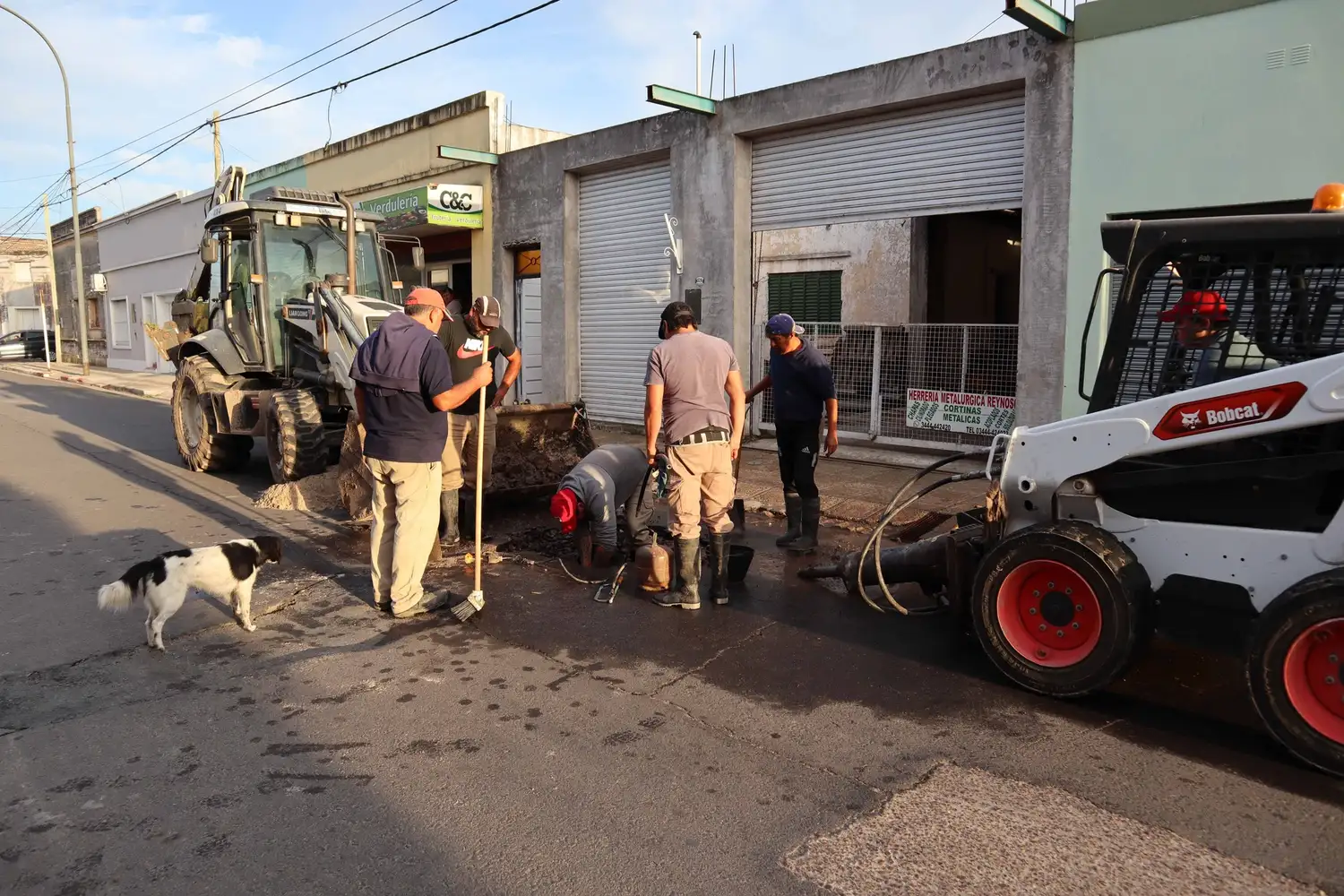 Reparan red de agua sobre calle Chacabuco