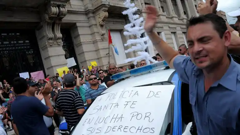 El Gobierno busca penalizar a policías que abandonen sus tareas