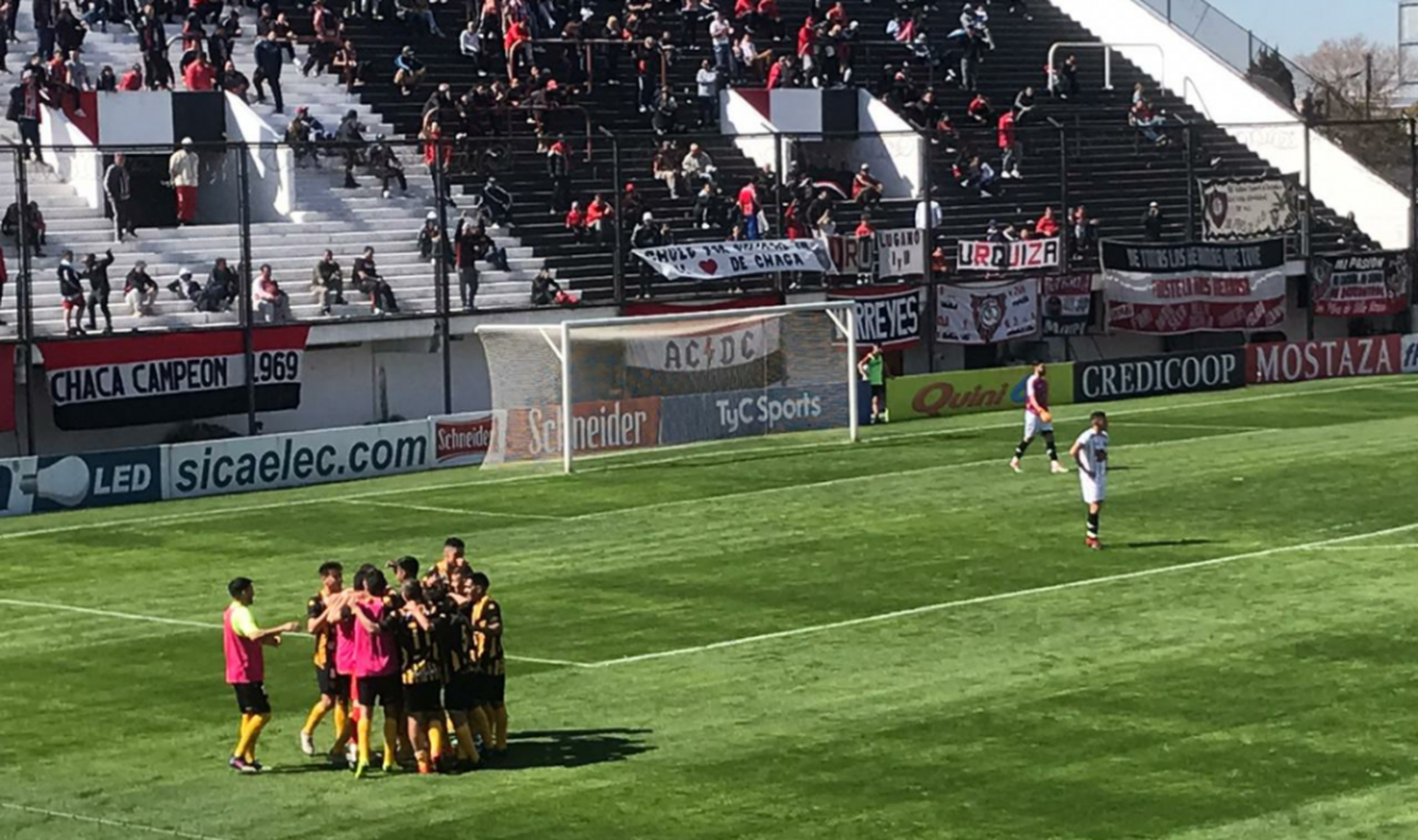 Santamarina goleó a Chacarita de visitante y logró su primer triunfo